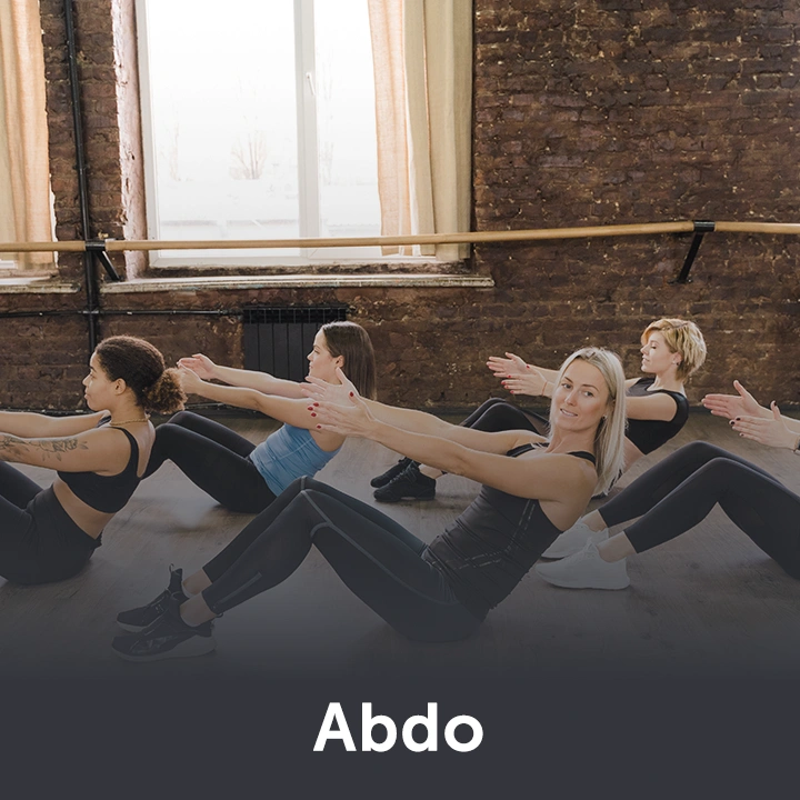Femme en position de gainage (abdos)