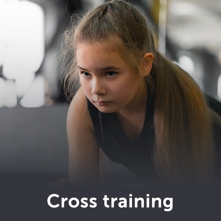 Fille concentrée pendant un exercice de cardio training