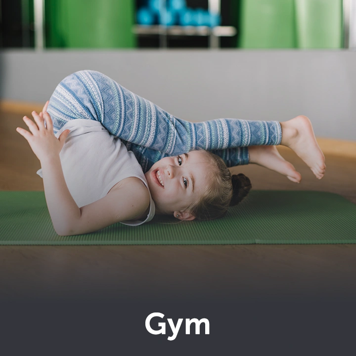 fille qui pratique un exercice de gym en salle